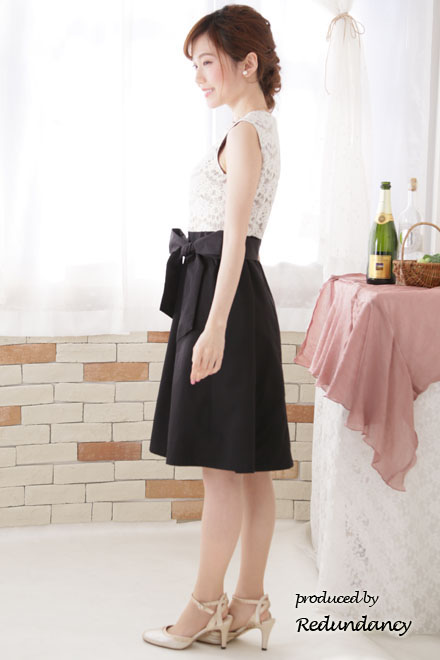 モノトーンのレース切替バイカラードレス