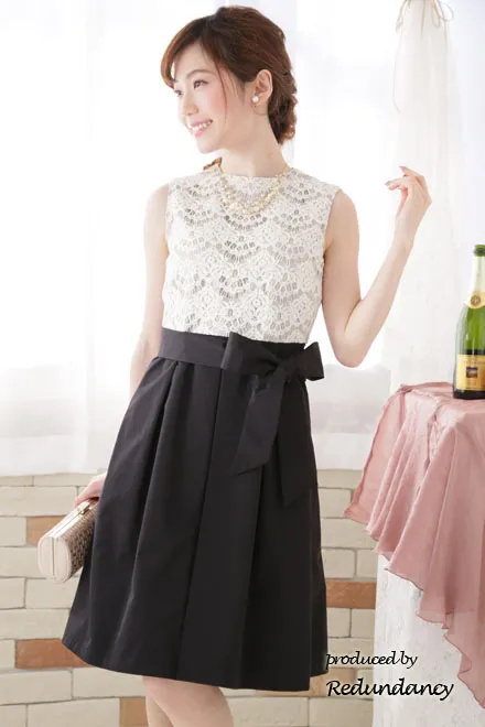 モノトーンのレース切替バイカラードレス