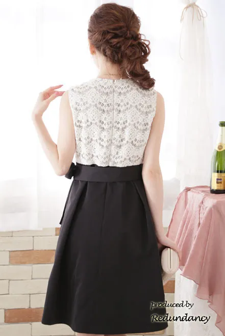 モノトーンのレース切替バイカラードレス