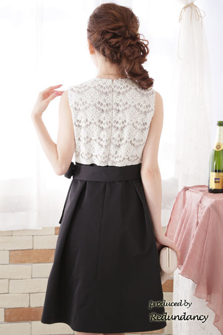 モノトーンのレース切替バイカラードレス