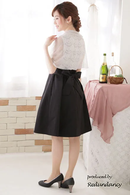 モノトーンのレース切替バイカラードレス