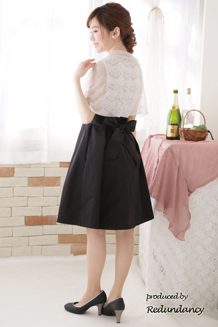 モノトーンのレース切替バイカラードレス