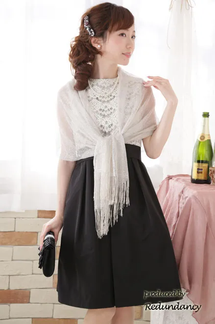 モノトーンのレース切替バイカラードレス