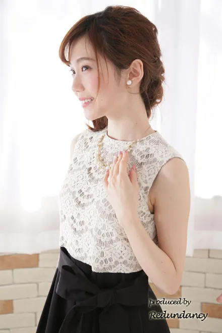 モノトーンのレース切替バイカラードレス