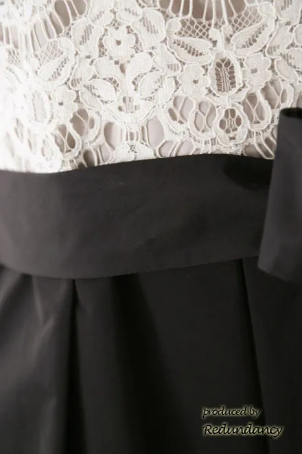 モノトーンのレース切替バイカラードレス