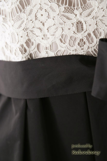 モノトーンのレース切替バイカラードレス