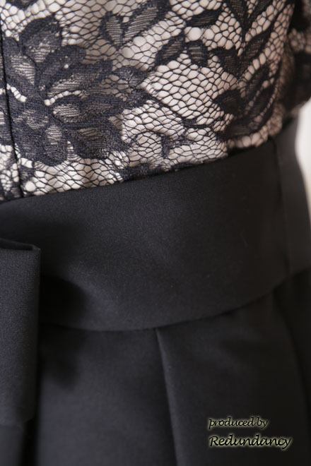 ブラック×ベージュの切替レースドレス