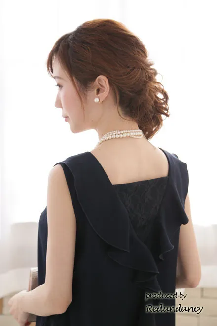 ネイビーのY字バックフリルレース切替ドレス