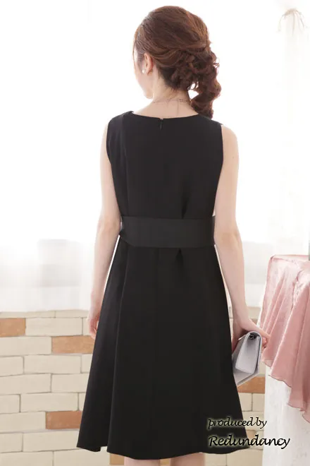 ブラック×ホワイトの配色Aラインドレス