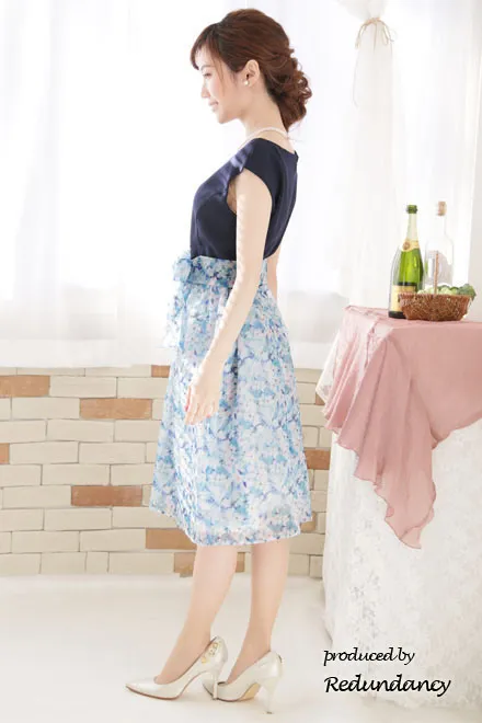 ネイビー×ブルーのフラワープリントドレス