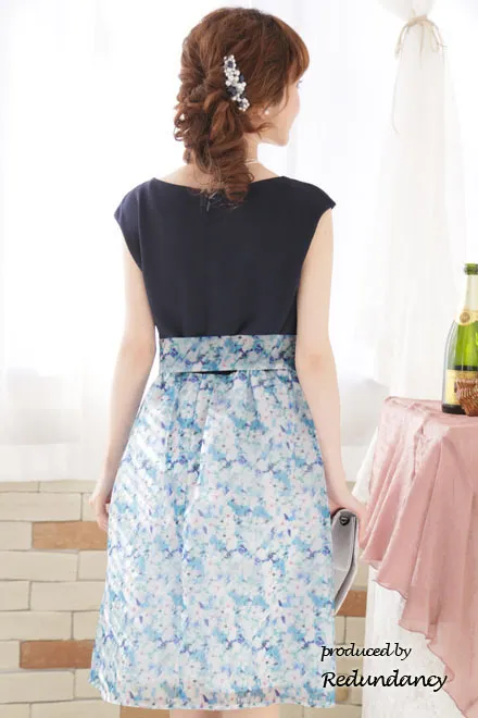 ネイビー×ブルーのフラワープリントドレス