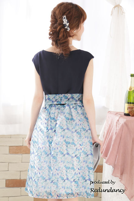 ネイビー×ブルーのフラワープリントドレス