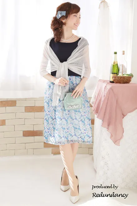 ネイビー×ブルーのフラワープリントドレス