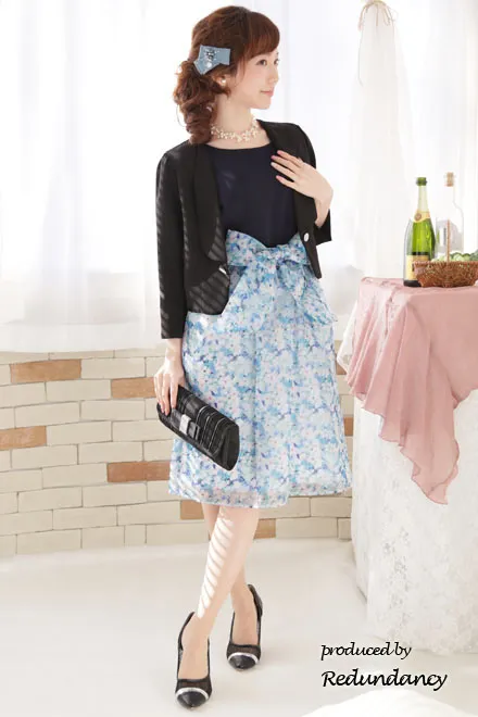 ネイビー×ブルーのフラワープリントドレス