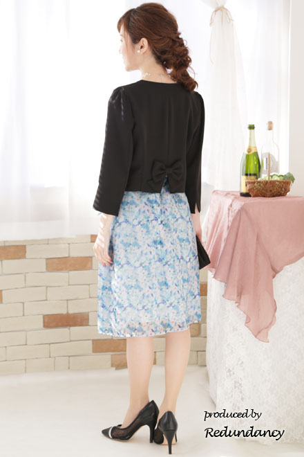 ネイビー×ブルーのフラワープリントドレス