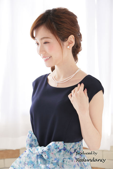 ネイビー×ブルーのフラワープリントドレス