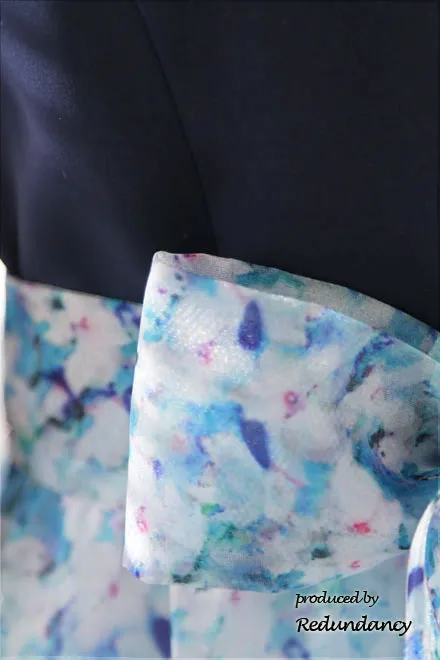 ネイビー×ブルーのフラワープリントドレス