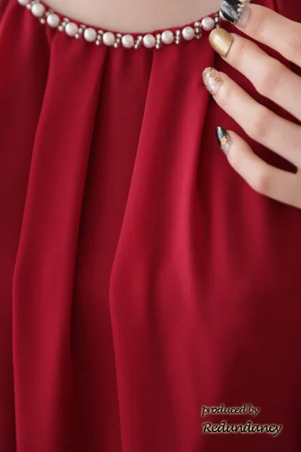 レッドのバックフリルスカートドレス