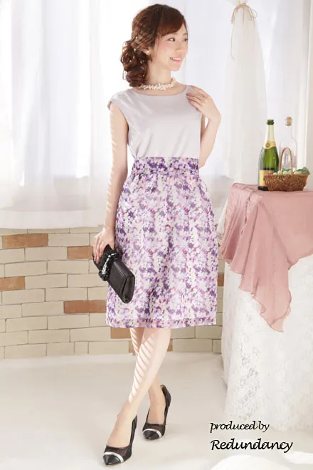 グレー×パープルのフラワープリントドレス