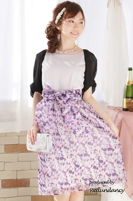 グレー×パープルのフラワープリントドレス