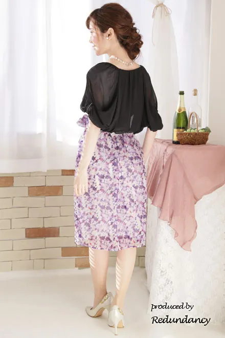 グレー×パープルのフラワープリントドレス