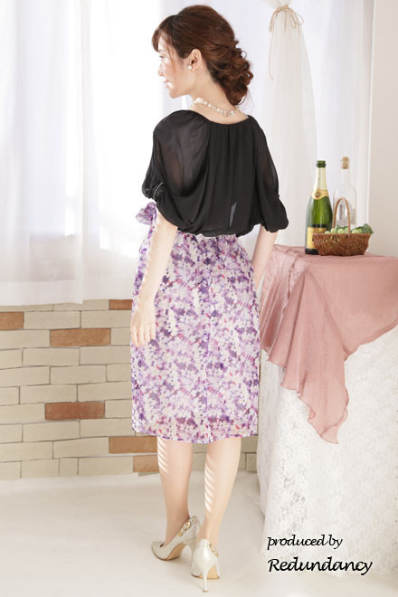 グレー×パープルのフラワープリントドレス