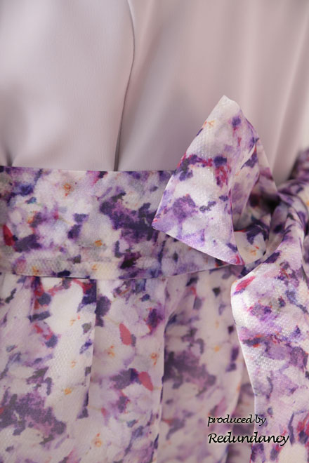 グレー×パープルのフラワープリントドレス