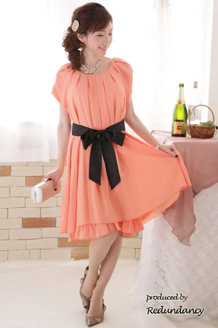 オレンジのウエストリボン付きシマープリーツドレス
