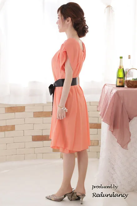 オレンジのウエストリボン付きシマープリーツドレス