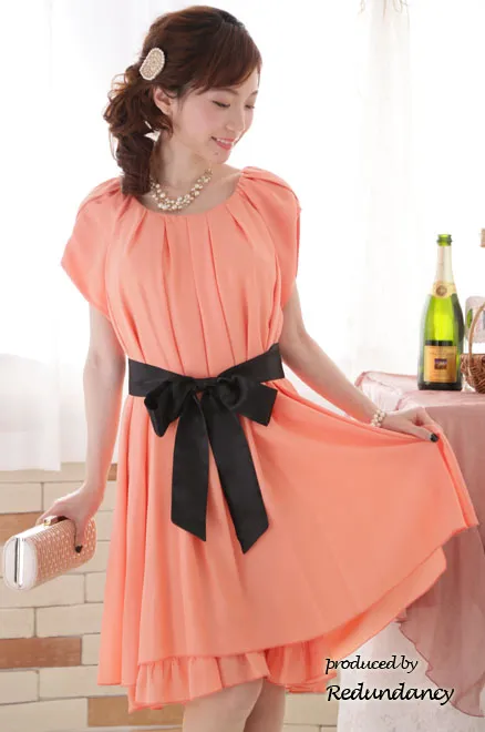 オレンジのウエストリボン付きシマープリーツドレス