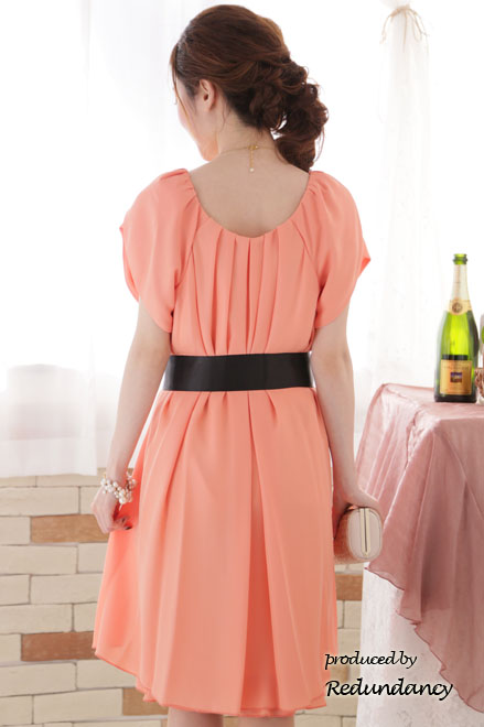 オレンジのウエストリボン付きシマープリーツドレス