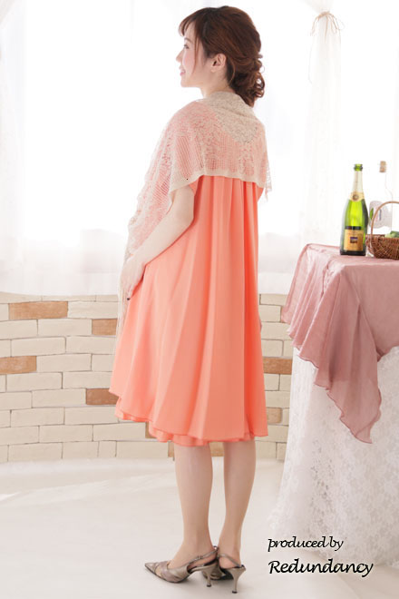 オレンジのウエストリボン付きシマープリーツドレス