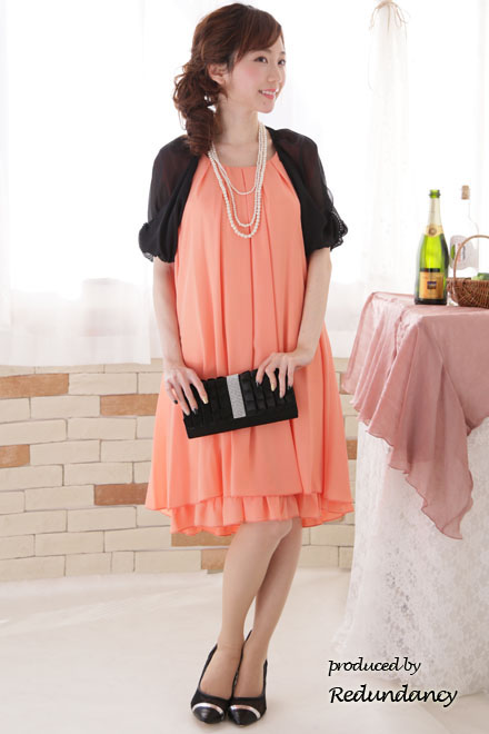 オレンジのウエストリボン付きシマープリーツドレス