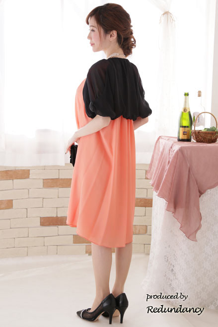 オレンジのウエストリボン付きシマープリーツドレス