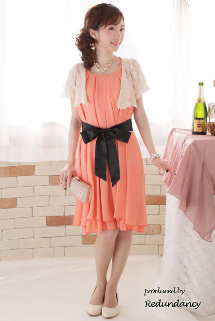 オレンジのウエストリボン付きシマープリーツドレス