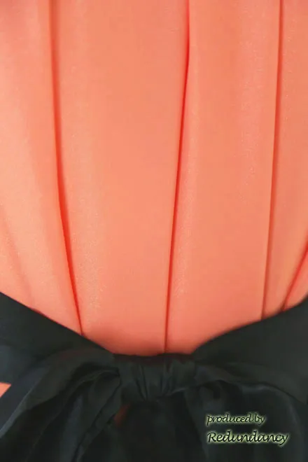 オレンジのウエストリボン付きシマープリーツドレス