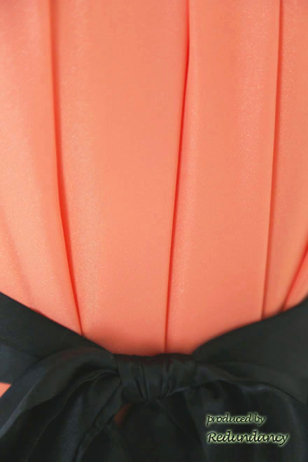 オレンジのウエストリボン付きシマープリーツドレス