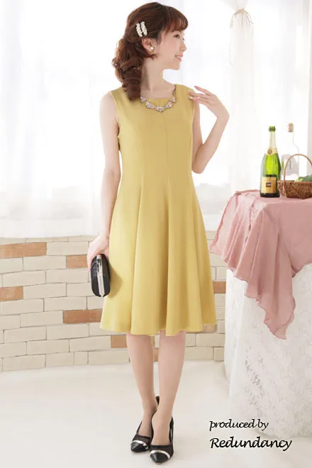 イエローのネックレス付きフィットアンドフレアドレス