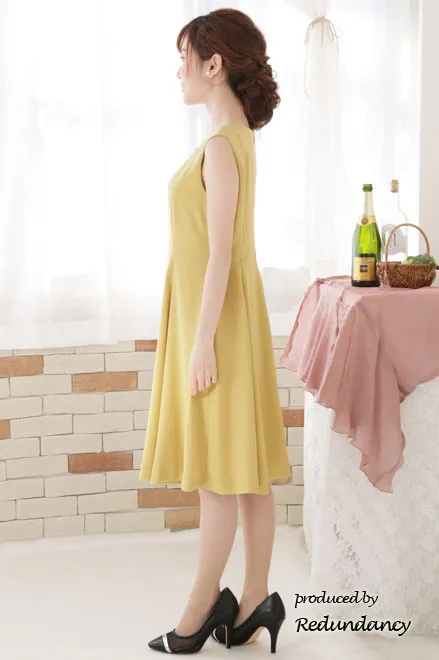 イエローのネックレス付きフィットアンドフレアドレス
