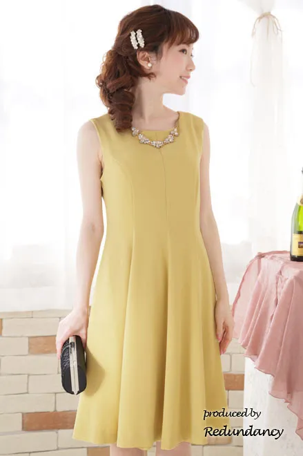 イエローのネックレス付きフィットアンドフレアドレス