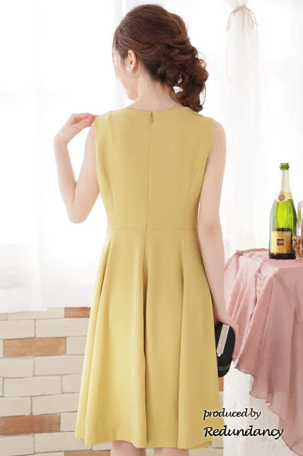 イエローのネックレス付きフィットアンドフレアドレス