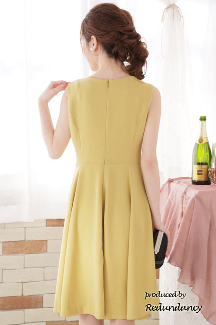 イエローのネックレス付きフィットアンドフレアドレス
