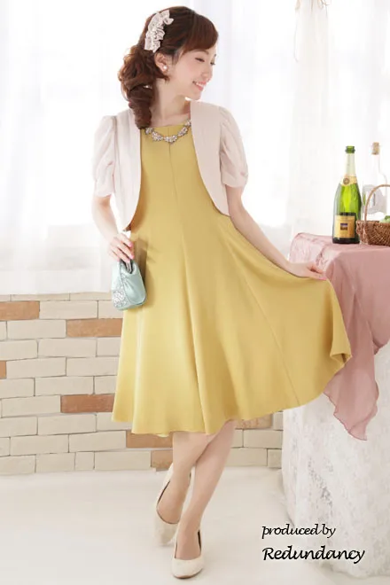 イエローのネックレス付きフィットアンドフレアドレス