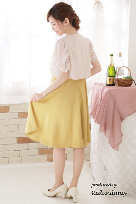 イエローのネックレス付きフィットアンドフレアドレス