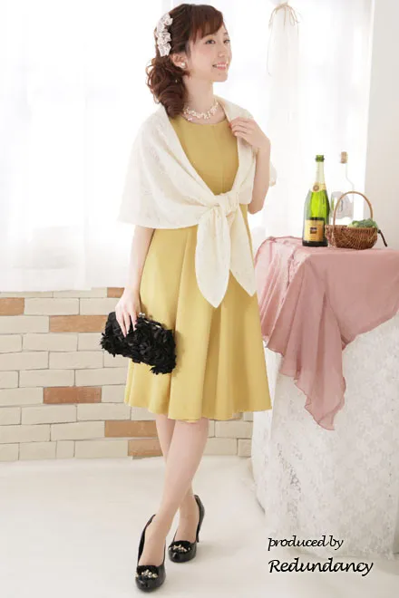 イエローのネックレス付きフィットアンドフレアドレス