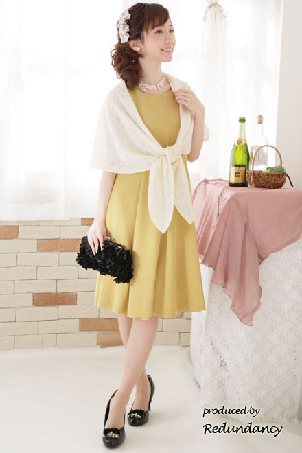 イエローのネックレス付きフィットアンドフレアドレス