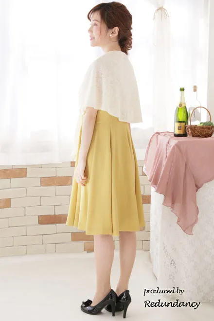 イエローのネックレス付きフィットアンドフレアドレス