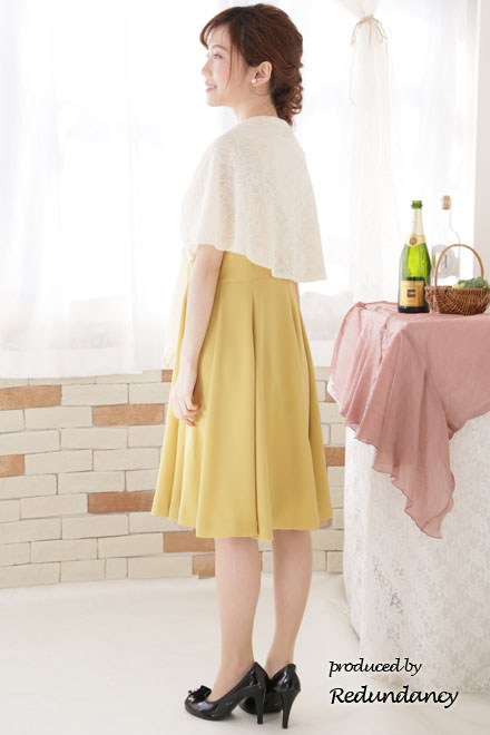 イエローのネックレス付きフィットアンドフレアドレス