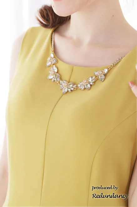 イエローのネックレス付きフィットアンドフレアドレス