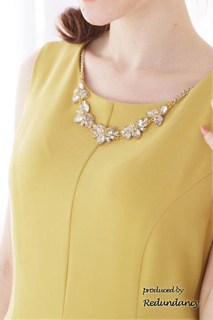 イエローのネックレス付きフィットアンドフレアドレス